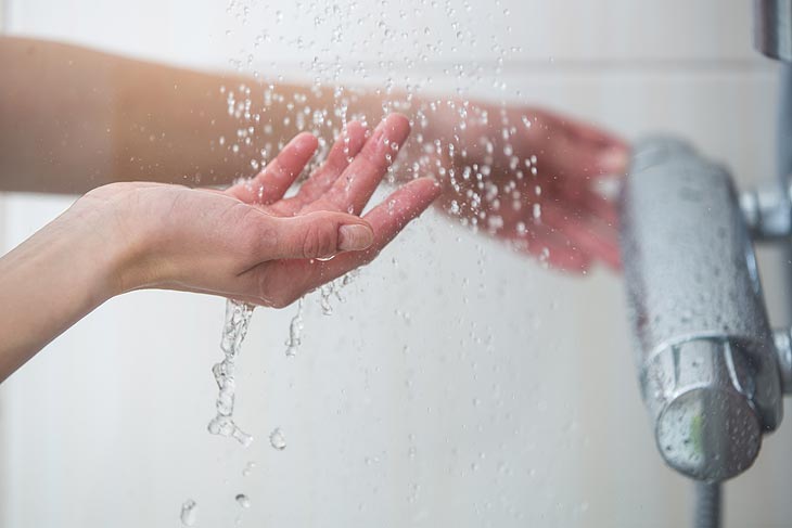  1 Grad weniger Temperatur und einige Minuten weniger unter der Dusche helfen stark, beim Duschen Geld einzusparen ©Foto: iStock Victor Cap 